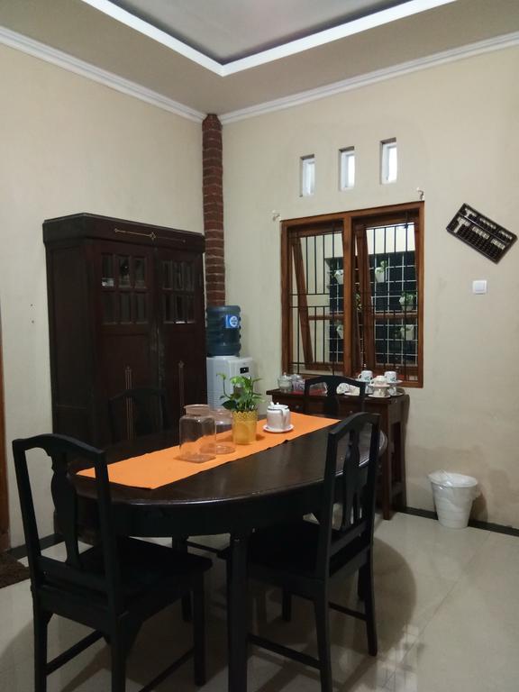 Ndalem Eyang Dwijo Hotel Yogyakarta Exterior photo